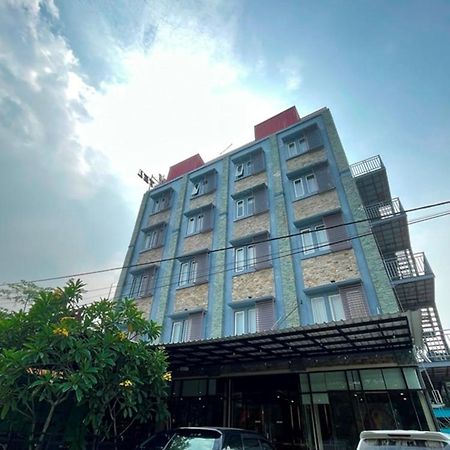 Crew Express Hotel Lubukpakam Exterior foto